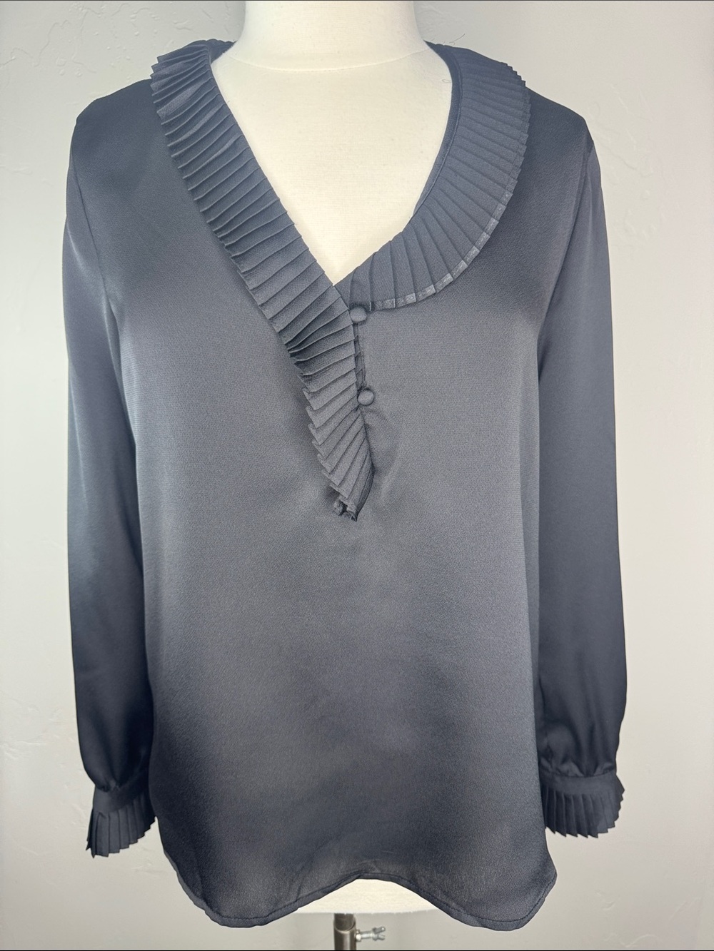 Vince Camuto Black Pleated V-Neck Long Sleeve Blouse with Pleated Cuff Large